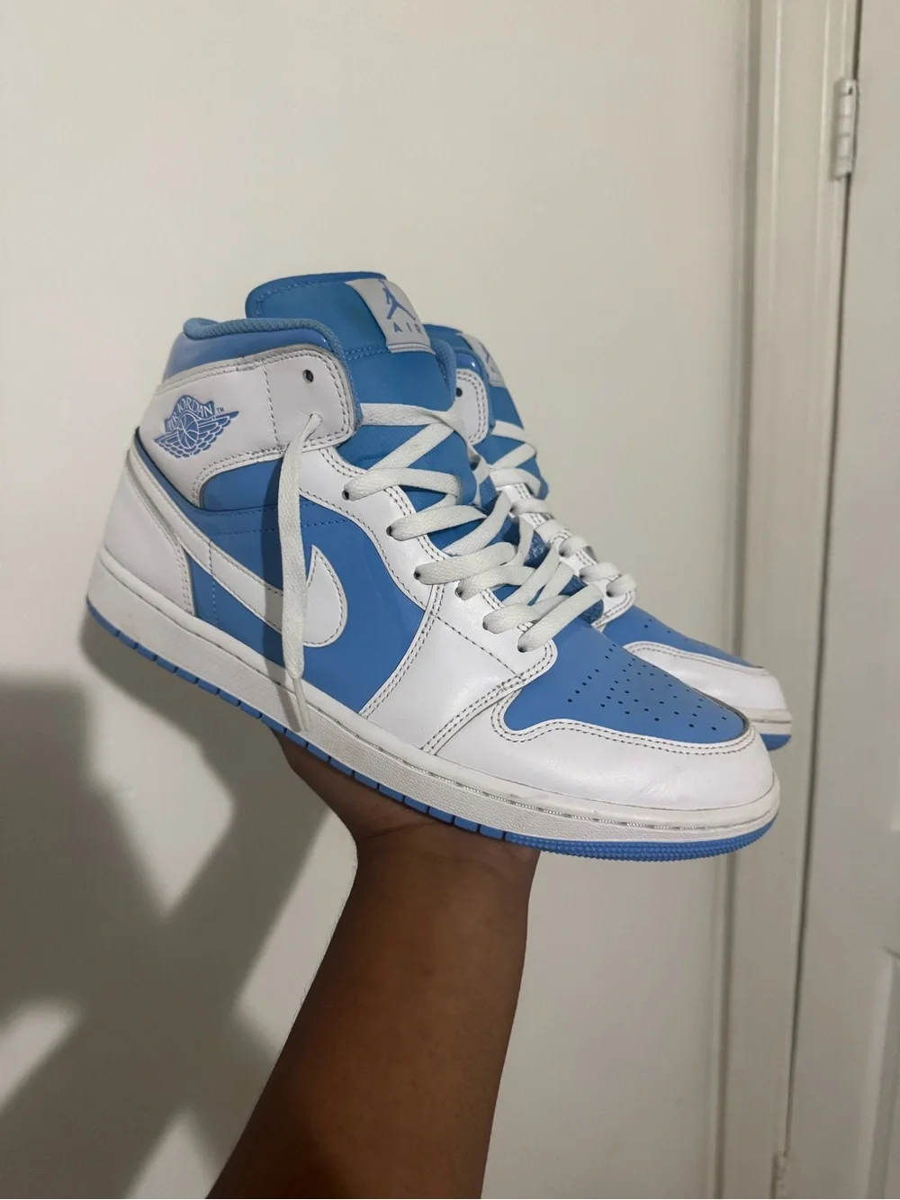 Men’s Nike Air Jordan 1 Mid UNC Sneakers